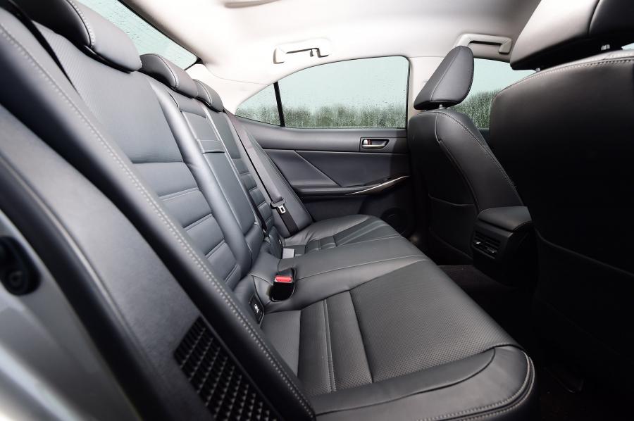 Интерьер Lexus IS300h 2016 года  (UK) (фото 8 из 9)